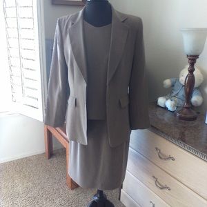 Kasper women’s suit